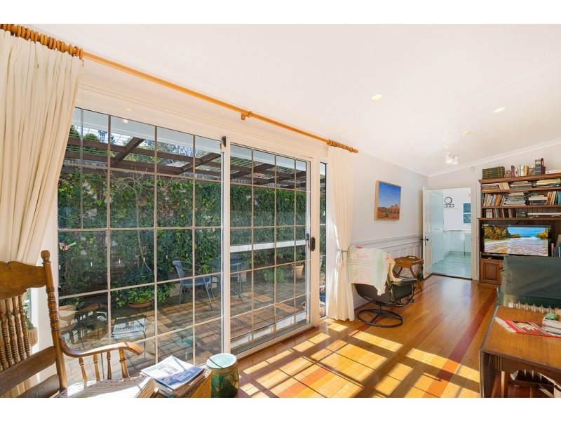 9 Owen Street, Mount Lofty QLD 4350