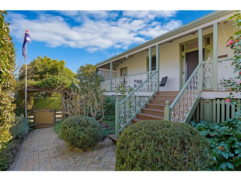 9 Owen Street, Mount Lofty QLD 4350