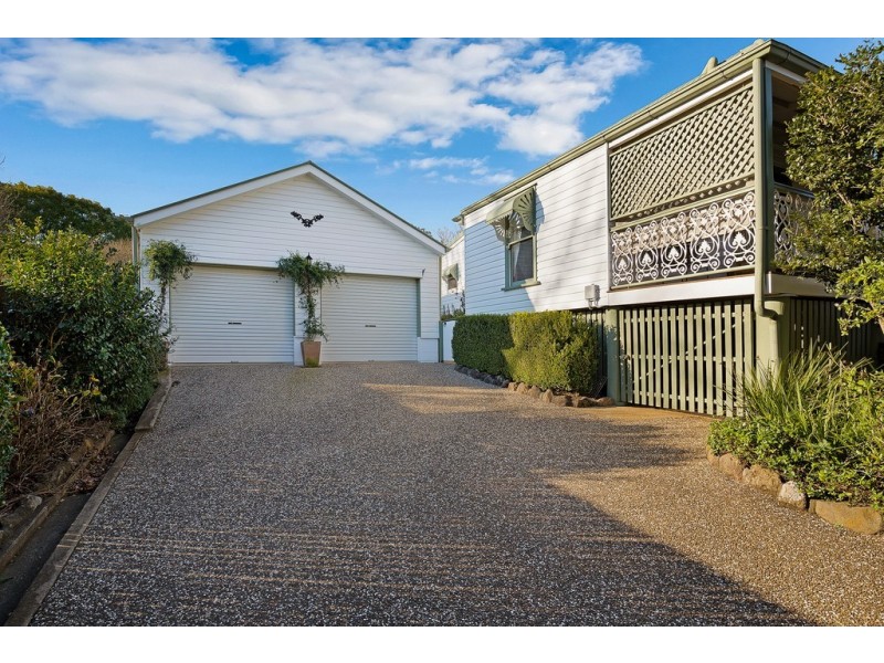 9 Owen Street, Mount Lofty QLD 4350