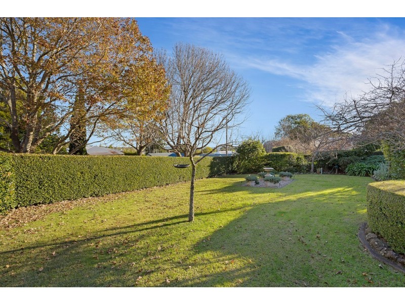 9 Owen Street, Mount Lofty QLD 4350