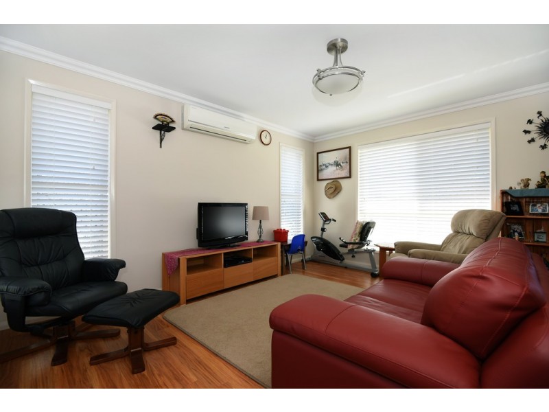 2A Dodson Crescent, Mount Kynoch QLD 4350