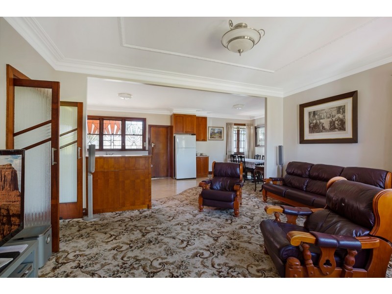 231 Campbell Street, Newtown QLD 4350