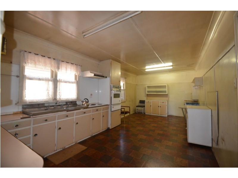 386 Tor Street, Newtown QLD 4350