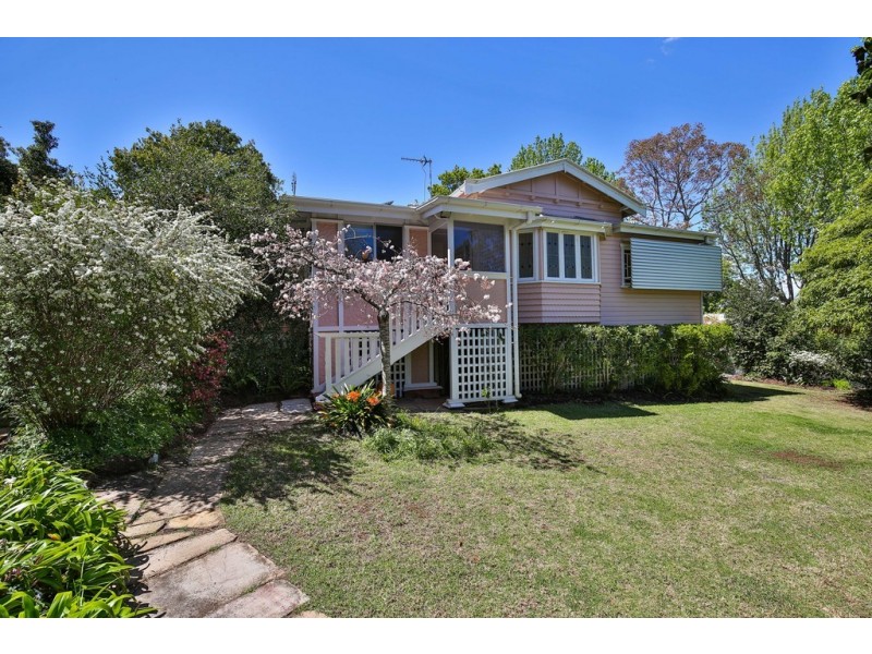 10 Mary St, Mount Lofty QLD 4350