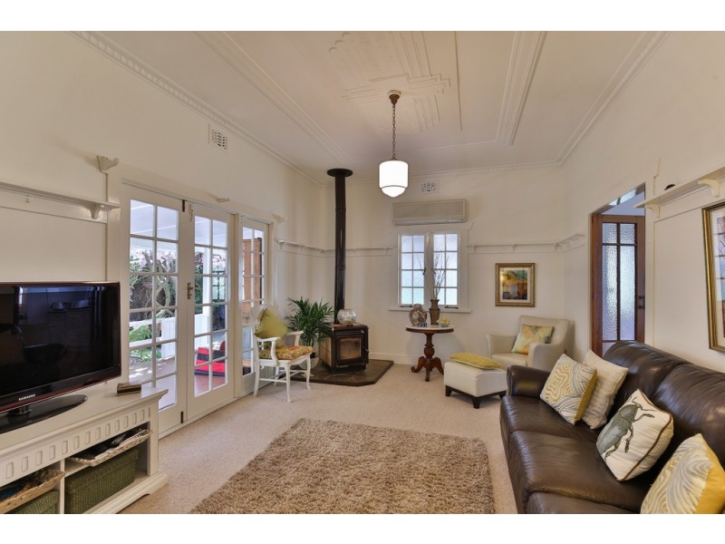 10 Mary St, Mount Lofty QLD 4350