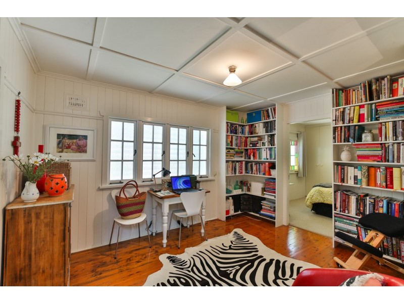 10 Mary St, Mount Lofty QLD 4350