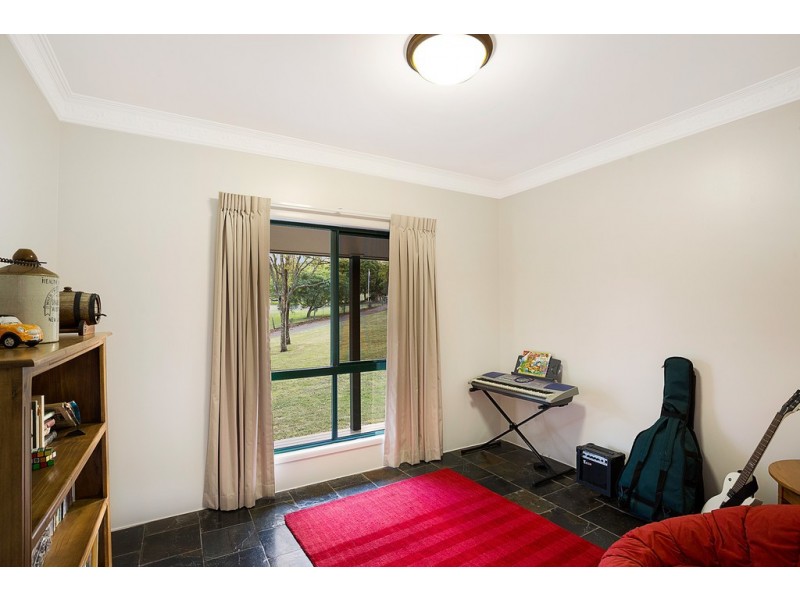 33 Box Tree Court, Mount Rascal QLD 4350