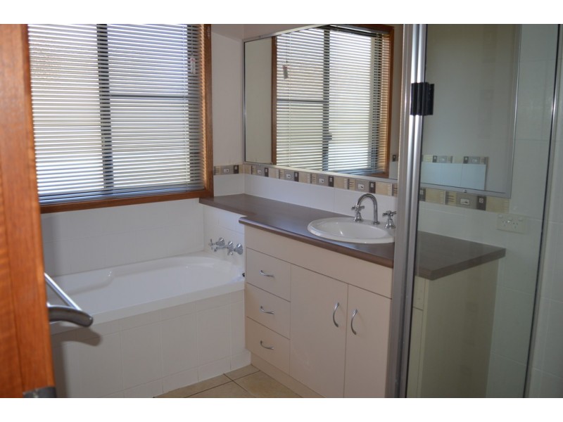 581 Hume Street, Kearneys Spring QLD 4350