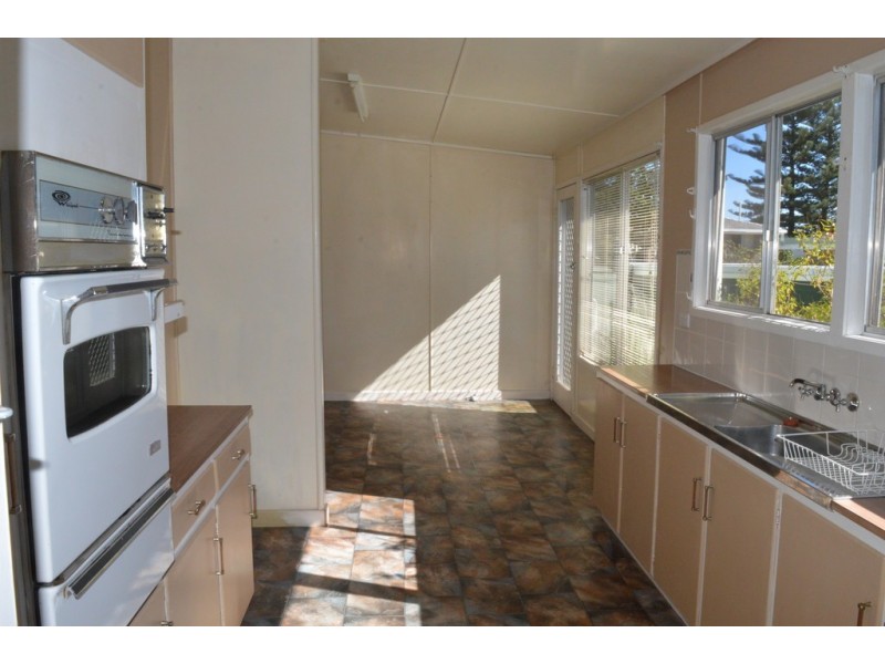 17 Talinga Street, Mount Lofty QLD 4350