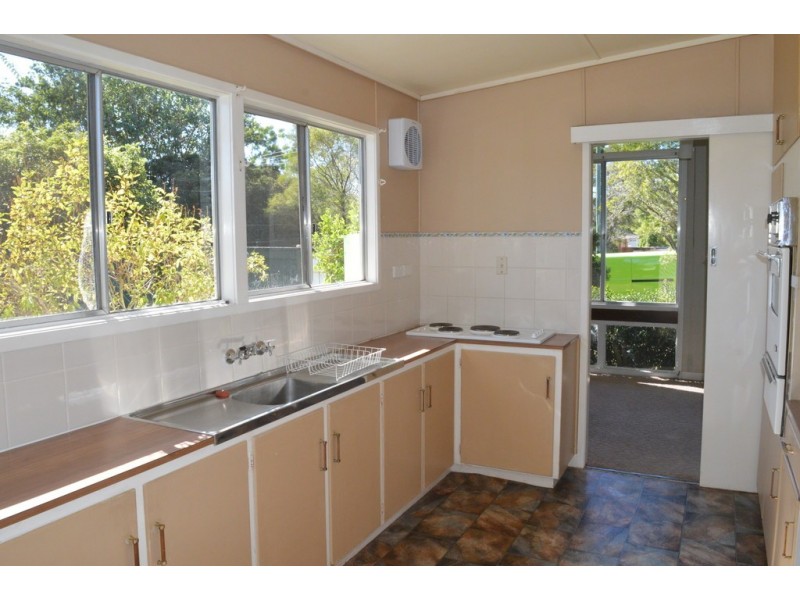17 Talinga Street, Mount Lofty QLD 4350