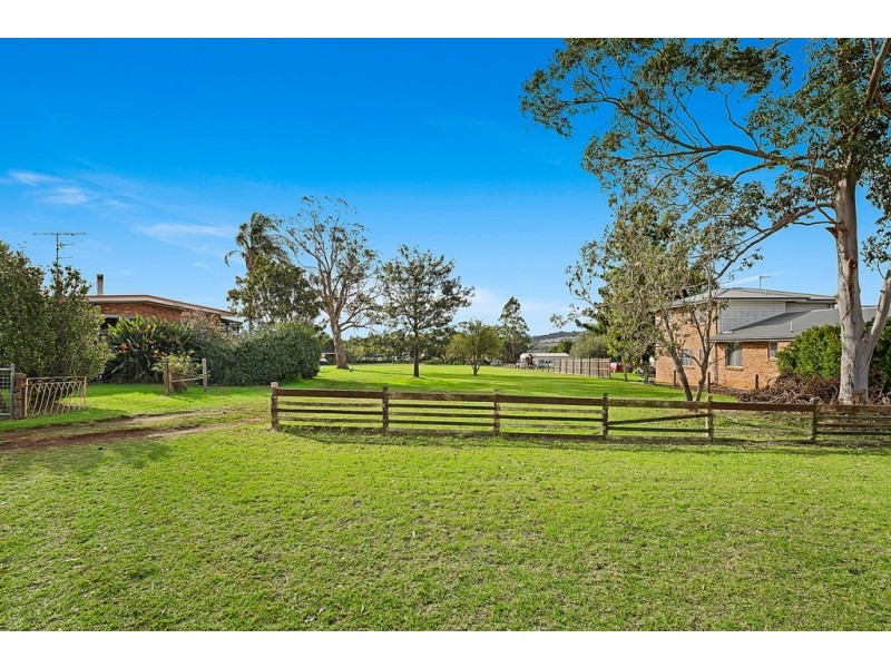 9 Makepeace Street, Rockville QLD 4350