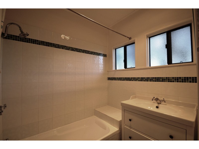 35 Alford Street, Mount Lofty QLD 4350