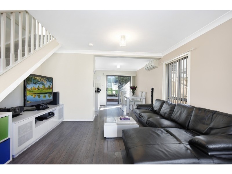 21 Mary Ann Drive, Glenfield NSW 2167