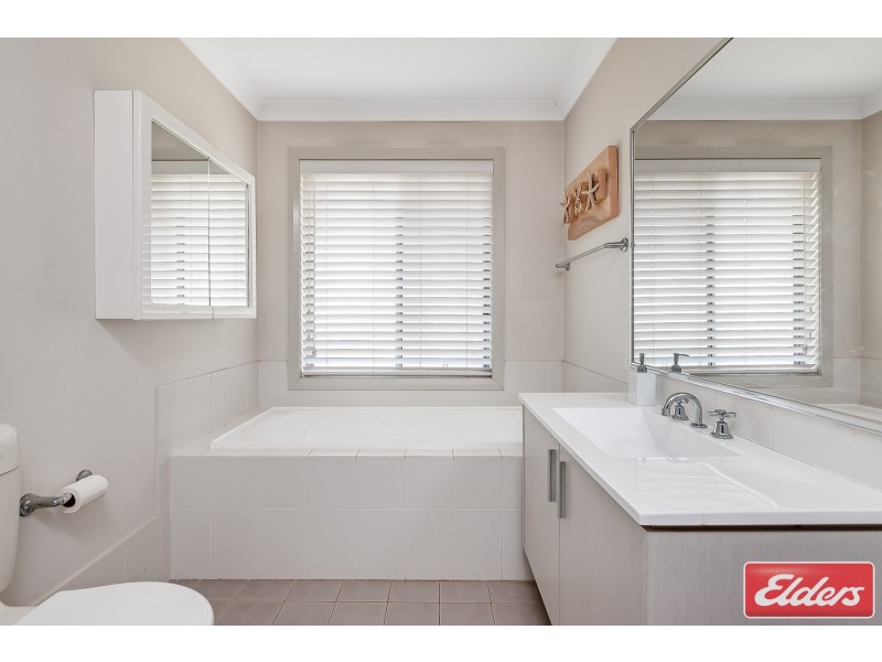 28 Northampton Drive, Glenfield NSW 2167