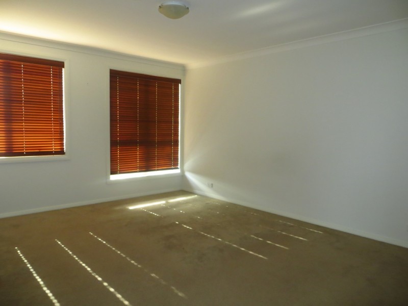 35 Northampton Drive, Glenfield NSW 2167