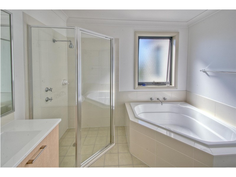 13 Hillsborough Cres, Glenfield NSW 2167