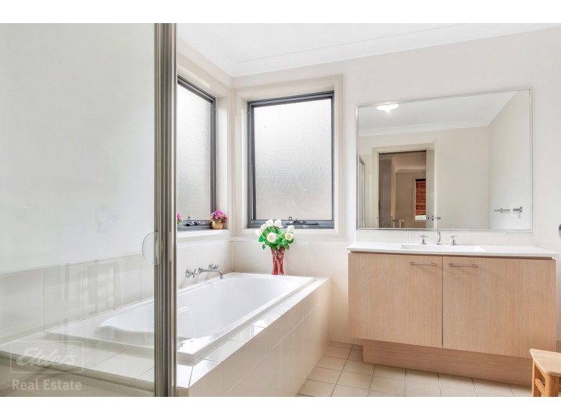 13 Hillsborough Cres, Glenfield NSW 2167