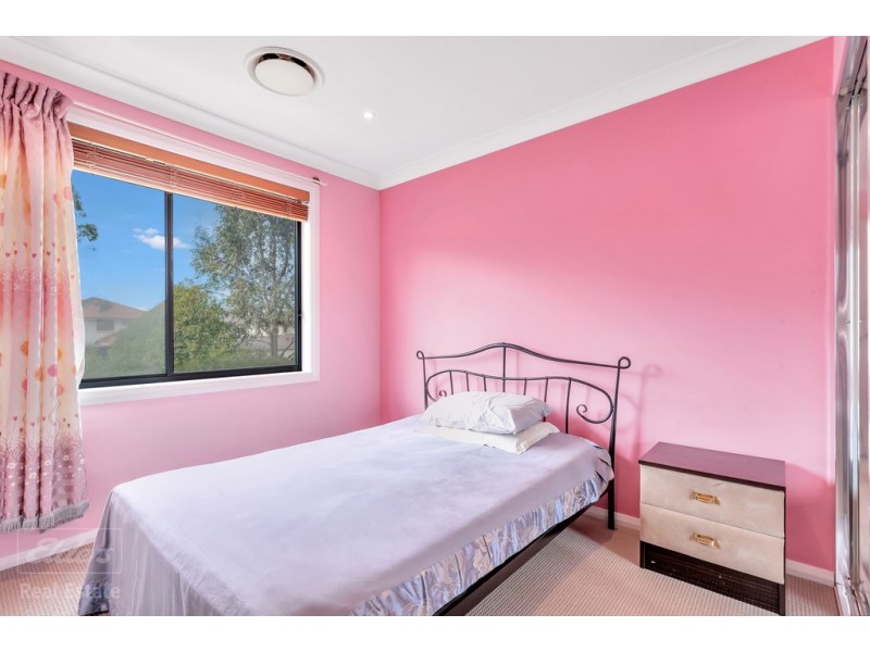 13 Hillsborough Cres, Glenfield NSW 2167