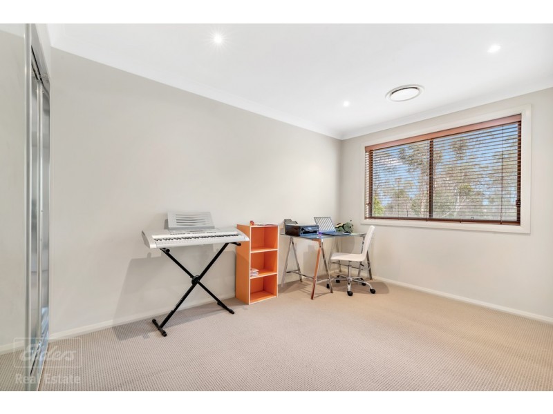 13 Hillsborough Cres, Glenfield NSW 2167