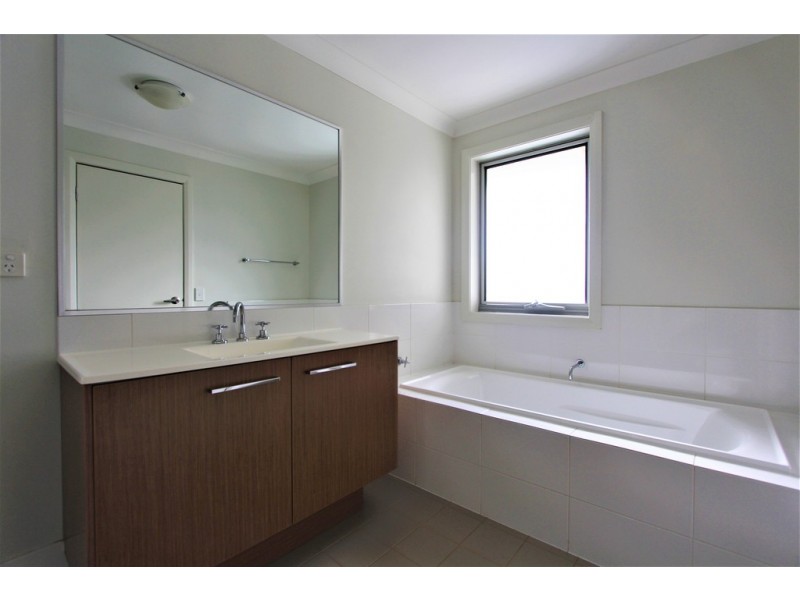 9 Garret Lane, Middleton Grange NSW 2171