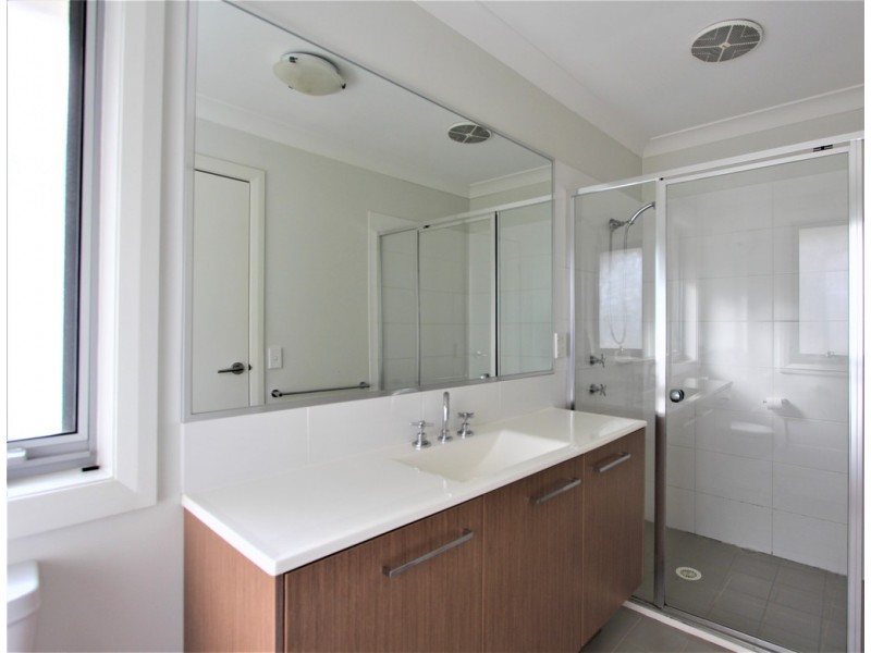 9 Garret Lane, Middleton Grange NSW 2171