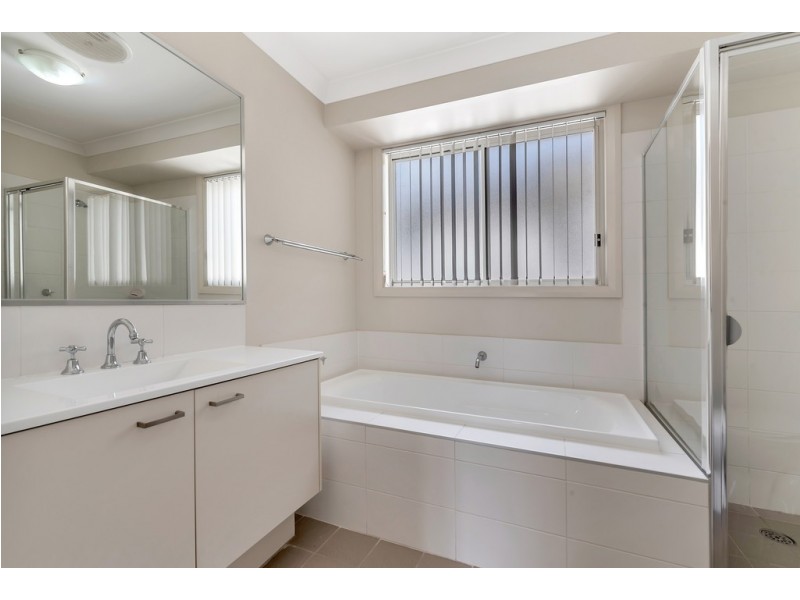 33 Northampton Drive, Glenfield NSW 2167