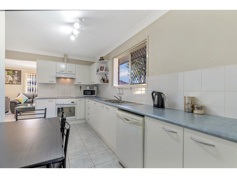 2/25 Sunny Place, St Johns Park NSW 2176