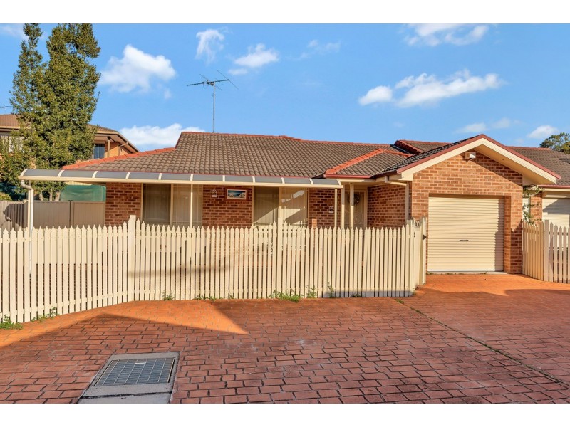 2/25 Sunny Place, St Johns Park NSW 2176