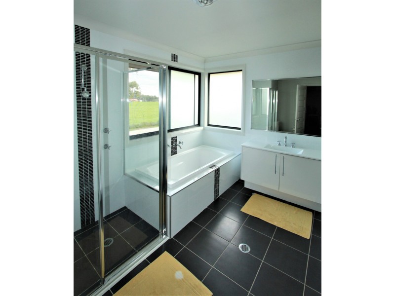 96 Northampton Drive, Glenfield NSW 2167