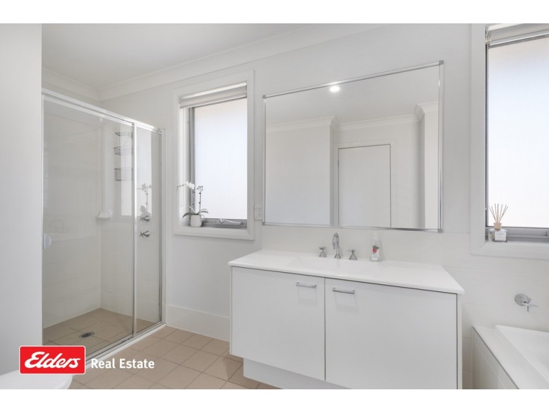 21 Sovereign Circuit, Glenfield NSW 2167