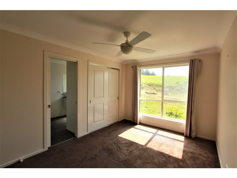6 YEWENS CIRCUIT, Grasmere NSW 2570