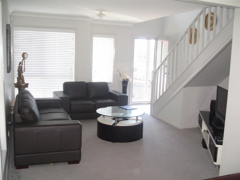 14 Northampton Drive, Glenfield NSW 2167