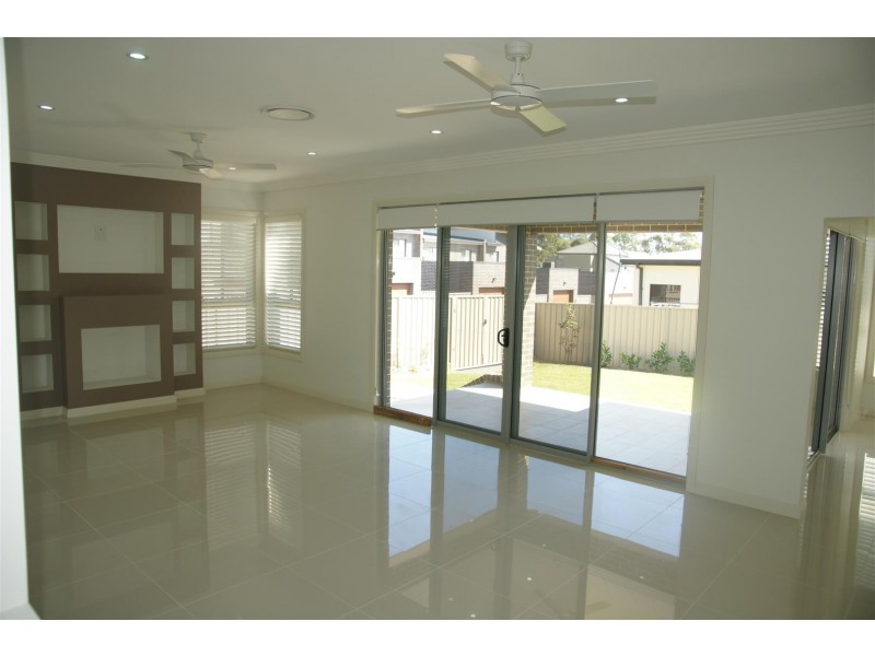 7 McGuiness Ave, Middleton Grange NSW 2171