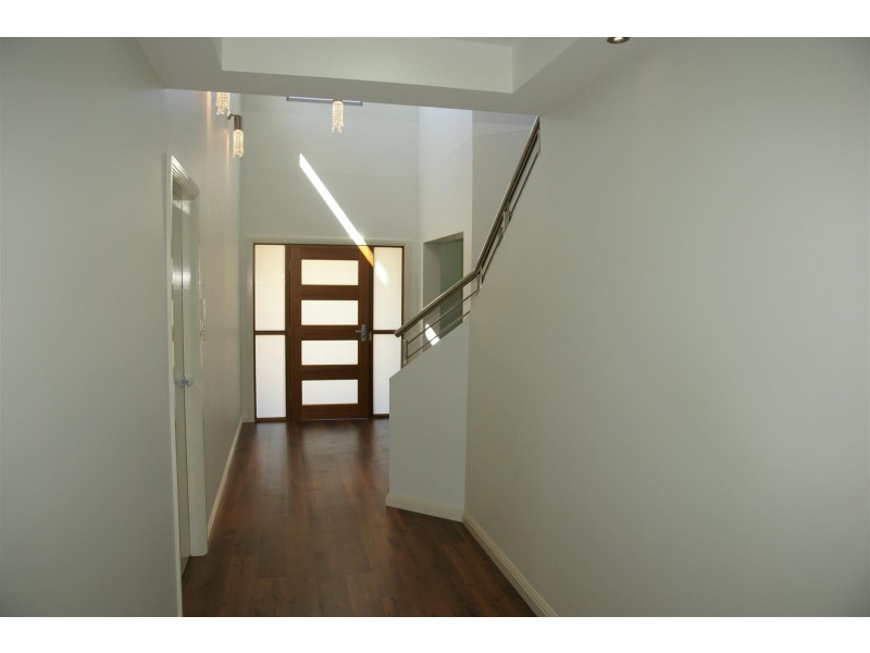 7 McGuiness Ave, Middleton Grange NSW 2171