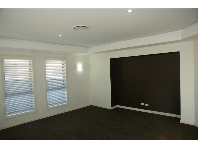 7 McGuiness Ave, Middleton Grange NSW 2171