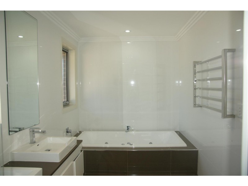 7 McGuiness Ave, Middleton Grange NSW 2171