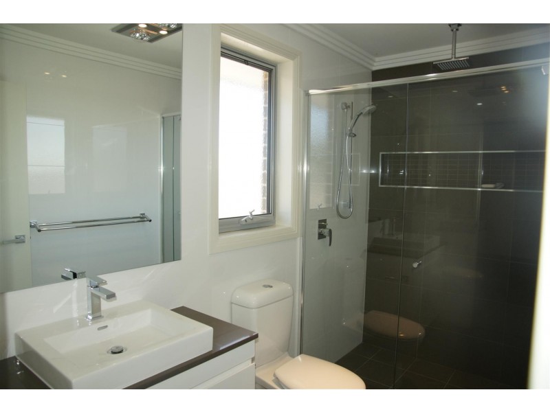 7 McGuiness Ave, Middleton Grange NSW 2171