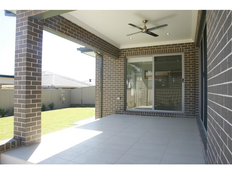 7 McGuiness Ave, Middleton Grange NSW 2171