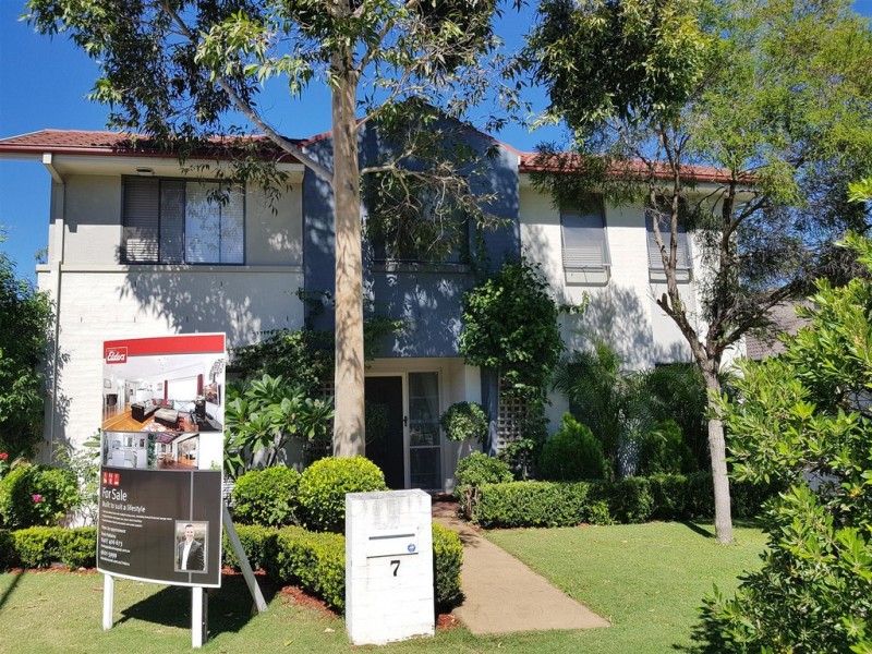 7 Hillsborough Cres, Glenfield NSW 2167