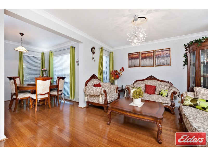 7 Hillsborough Cres, Glenfield NSW 2167