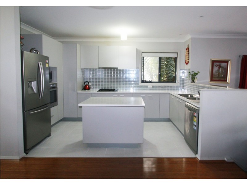 7 Hillsborough Cres, Glenfield NSW 2167