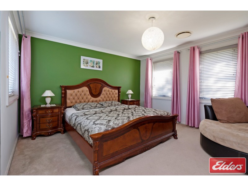 7 Hillsborough Cres, Glenfield NSW 2167