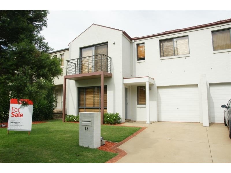 13 Hillsborough Cres, Glenfield NSW 2167
