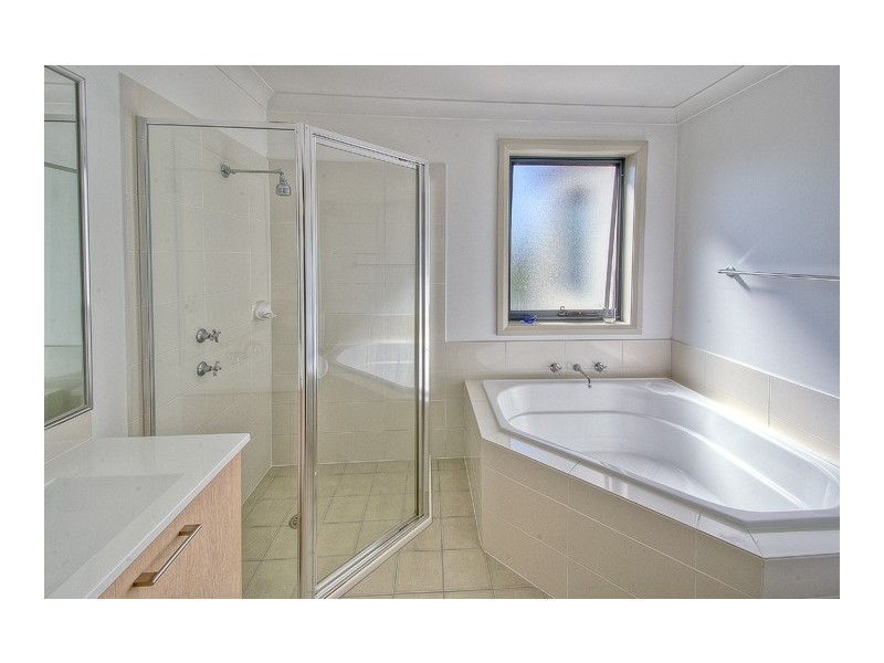 13 Hillsborough Cres, Glenfield NSW 2167