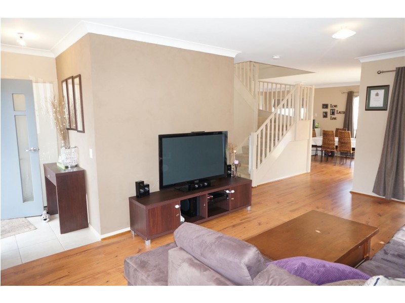 22 Mary Ann Drive, Glenfield NSW 2167