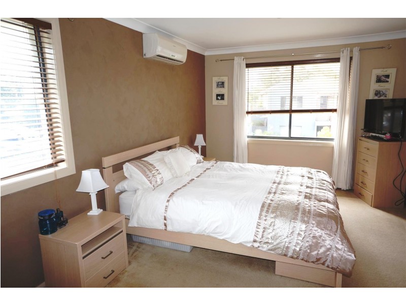 22 Mary Ann Drive, Glenfield NSW 2167