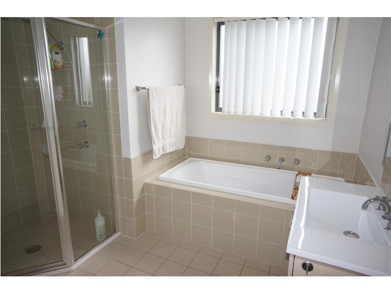 22 Mary Ann Drive, Glenfield NSW 2167