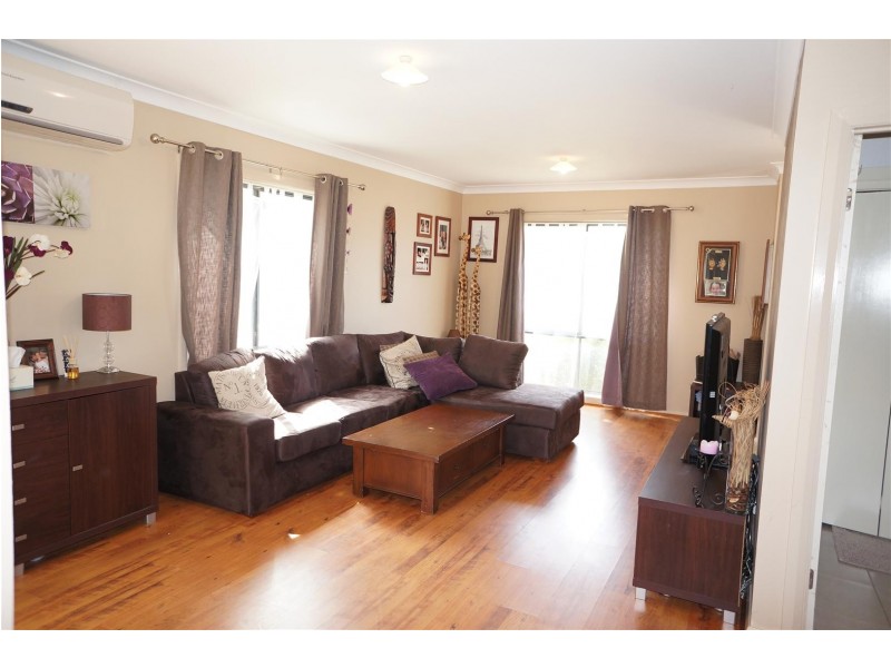 22 Mary Ann Drive, Glenfield NSW 2167