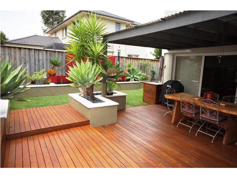 4 Hillsborough Cres, Glenfield NSW 2167