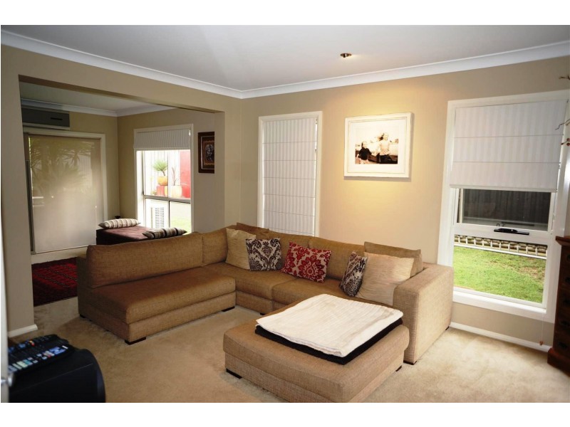 4 Hillsborough Cres, Glenfield NSW 2167